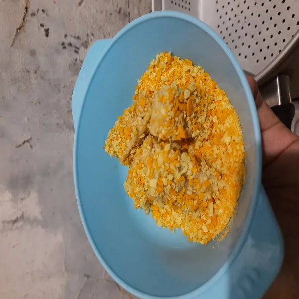 Celupkan dalam kuning telur, lalu gulingkan di atas tepung panir. Setelah itu simpan 1 jam dalam freezer.