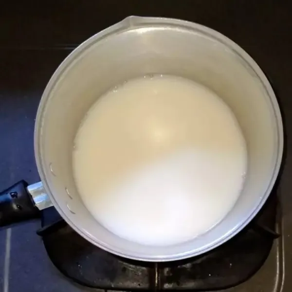 Membuat cream cheese : Masukkan keju parut dan susu ke dalam panci.
Masak dengan api kecil, aduk dan tunggu sampai keju larut.
