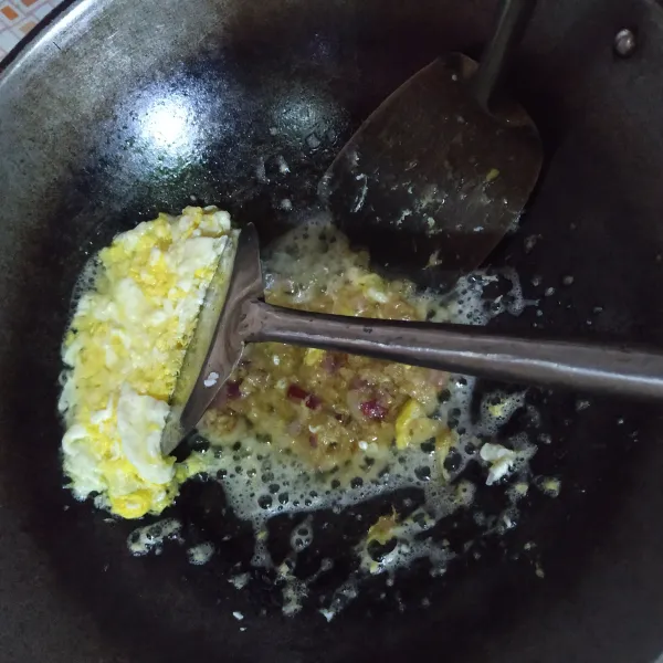 Pinggirkan telur, lalu masukkan bumbu halus, tumis sampai harum & matang.