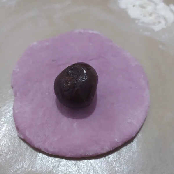 Gilas adonan, beri isian cokelat (bisa pakai meses/chocochips).