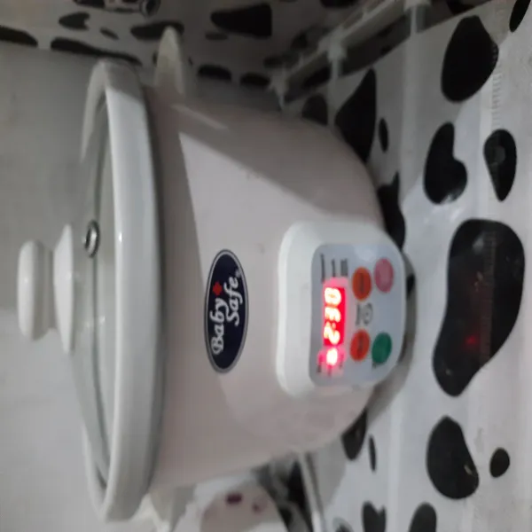 Set slow cooker di mode poridge, biarkan hingga matang/ berubah ke mode warm.
