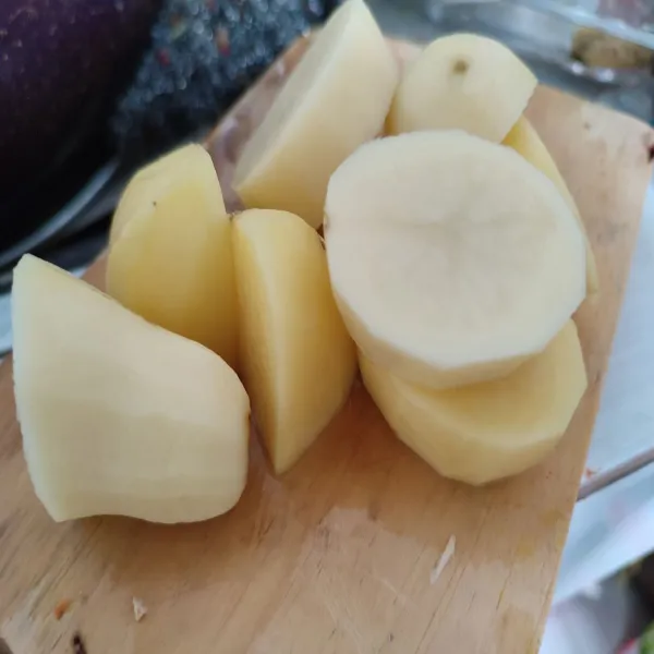Kupas kentang, potong menjadi beberapa bagian, cuci bersih dan sisihkan.