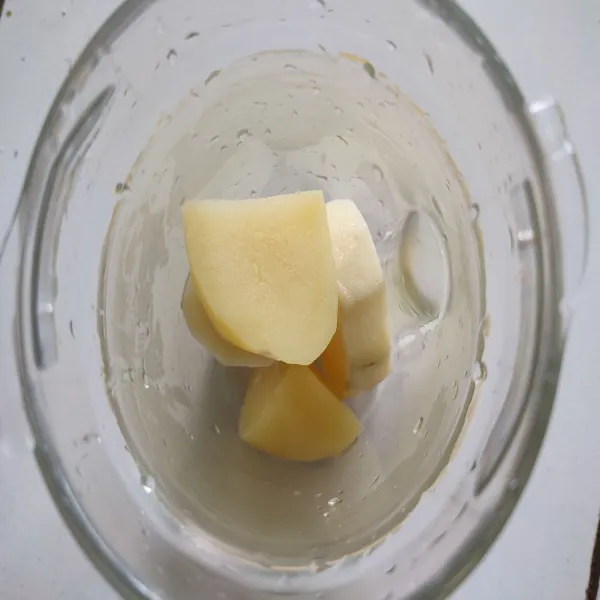 Masukkan kentang yang sudah direbus ke dalam blender/ food processor.