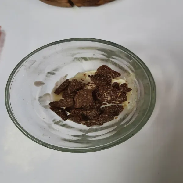 Untuk layer ke dua tambahkan biskuit coklat.