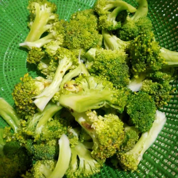 Potong-potong brokoli lalu cuci bersih, cincang halus ayam fillet, sisihkan.