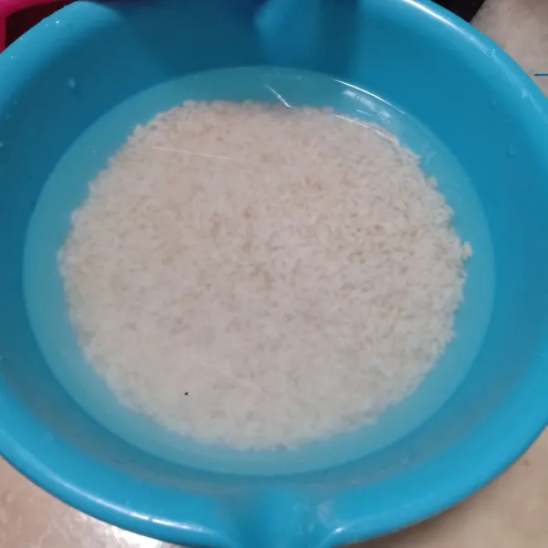 Cuci beras ketan lalu rendam selama 1 jam.