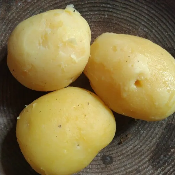 Kukus kentang hingga matang, kemudian Kupas kentang dan haluskan.