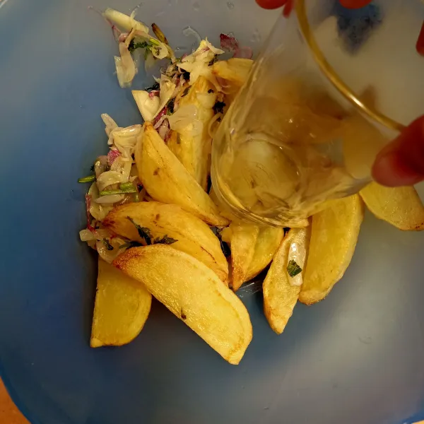 Dalam wadah, hancurkan kentang bisa dibantu dengan bagian bawah gelas kemudian aduk bersama bawang goreng tadi.