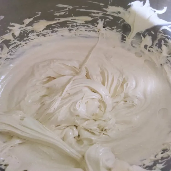 lalu mixer dengan kecepatan tinggi hingga putih, mengembang berjejak selama kira-kira 10-15 menit. Terakhir tambahkan pasta vanila dan aduk dengan spatula hingga tercampur rata.