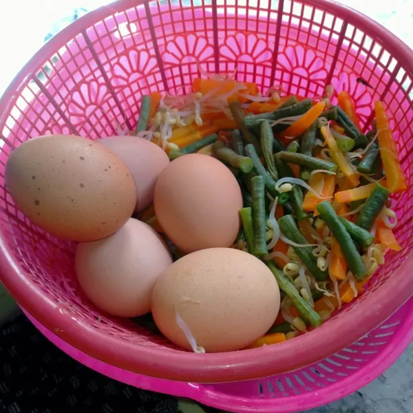 Tiriskan semua sayuran dan rebus telurnya. Jika telur sudah matang, kupas kulitnya, belah menjadi 2 bagian.
