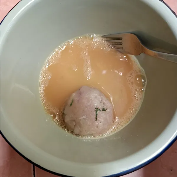 Kocok lepas telur kemudian celupkan kentang ke dalamnya.
