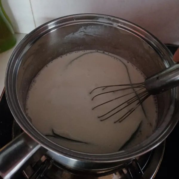 Masak dengan api kecil sambil diaduk pakai whisk sampai mendidih.Matikan api dan sajikan bersama bubur singkong.