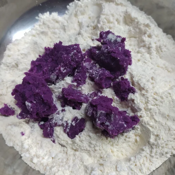 Campur tepung terigu, ubi kukus, ragi instan, baking powder, susu bubuk, dan gula tepung. Aduk rata.