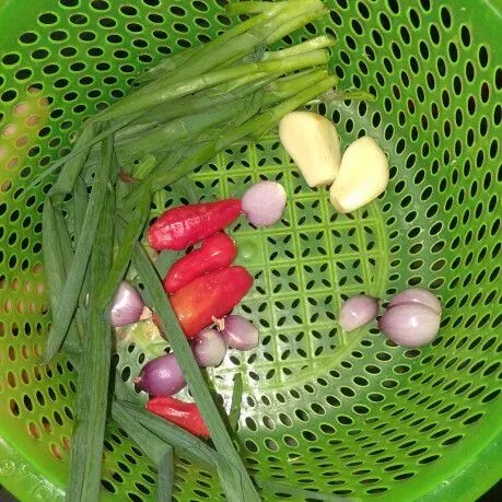 Bersihkan terlebih dahulu bawang merah, bawang putih, cabai merah, dan daun bawang.