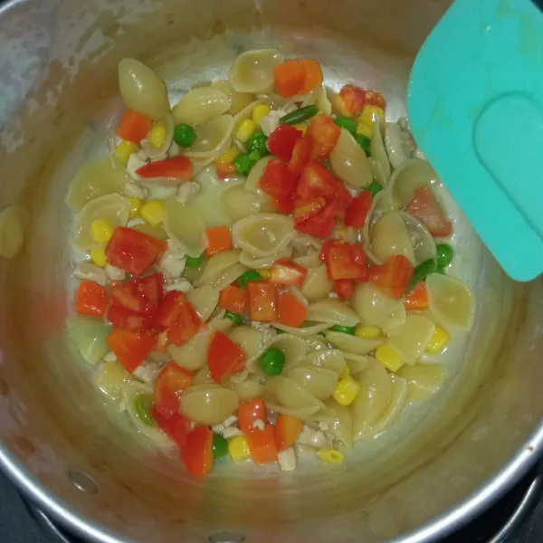 Masukkan tomat, aduk rata dan masak hingga tomat lunak.