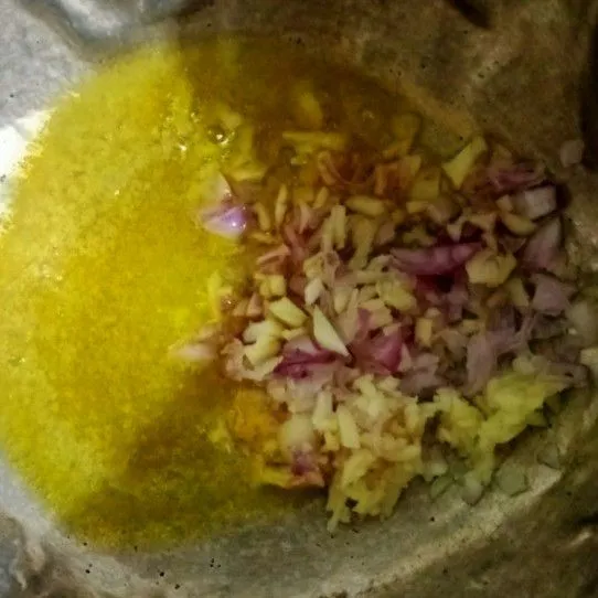 Cincang halus bawang merah dan bawang putih, tumis dengan margarin hingga harum.