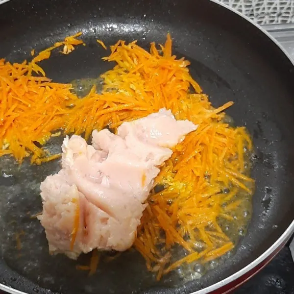 Panaskan margarin lalu tumis bawang putih hingga wangi lalu masukkan wortel serut dan ayam giling.