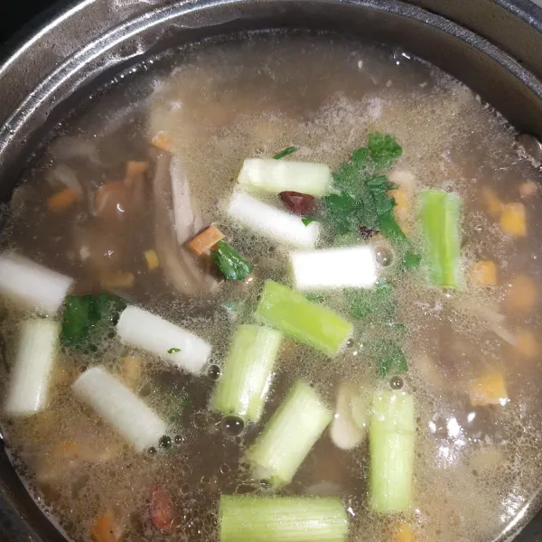 Kemudian masukkan bawang prei dan seledri, masak hingga matang.