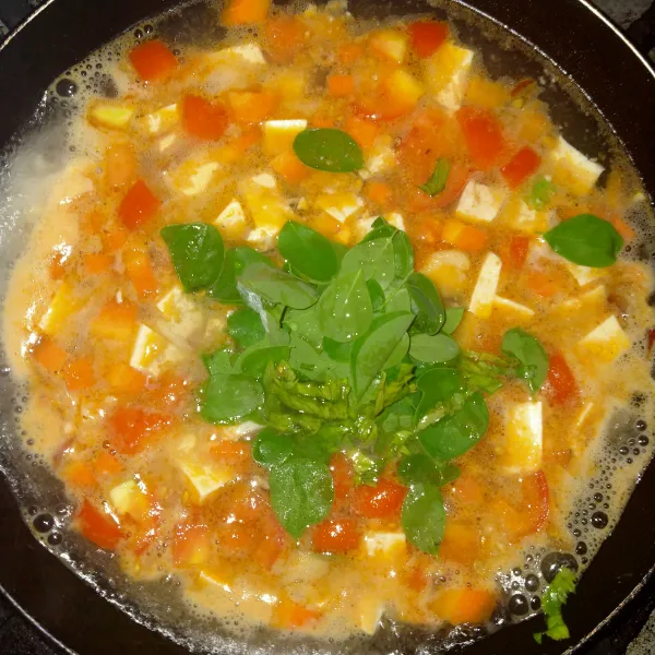 Beri garam, gula, masukkan daun seledri dan daun kelor, aduk sebentar dan siap disajikan.
