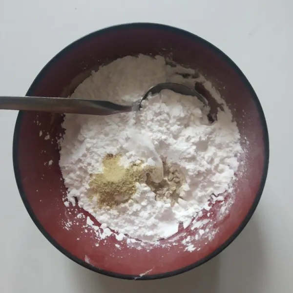 Masukkan tepung tapioka beri garam, merica, dan bawang putih bubuk.