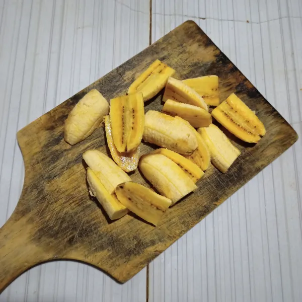 Potong-potong pisang, masing-masing menjadi 4 bagian.