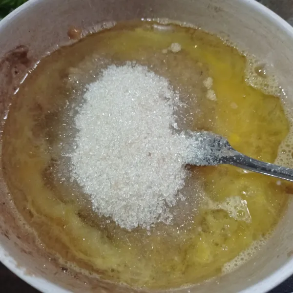 Kocok telur dalam wadah, laku masukan pisang yang sudah dihaluskan, gula pasir, minyak dan air, aduk sampai tercampur rata