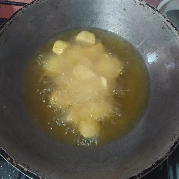 Potong kentang lalu goreng. Setelah menggoreng kentang, goreng pula bawang putih (1 siung potong jadi 3).
