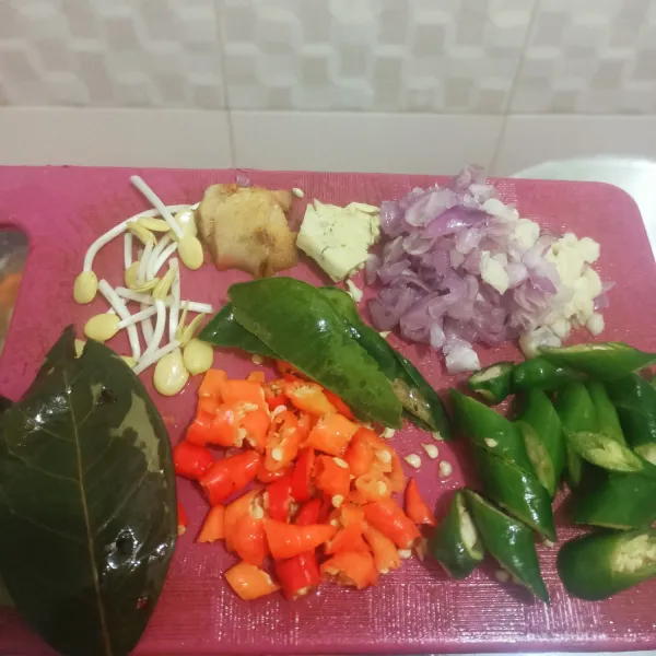 Geprek dan rajang bawang merah, bawang putih, geprek laos, jahe. Rajang lombok ijo dan cabe rawit.