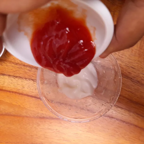 Buat saus mentai : campur mayonaise & saus tomat, sisihkan.