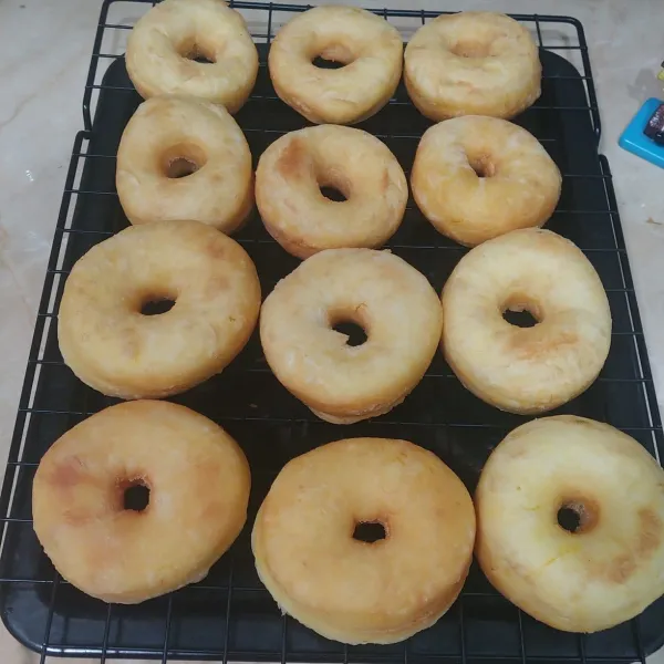 Tiriskan donat di cooling rak dan siap disajikan.