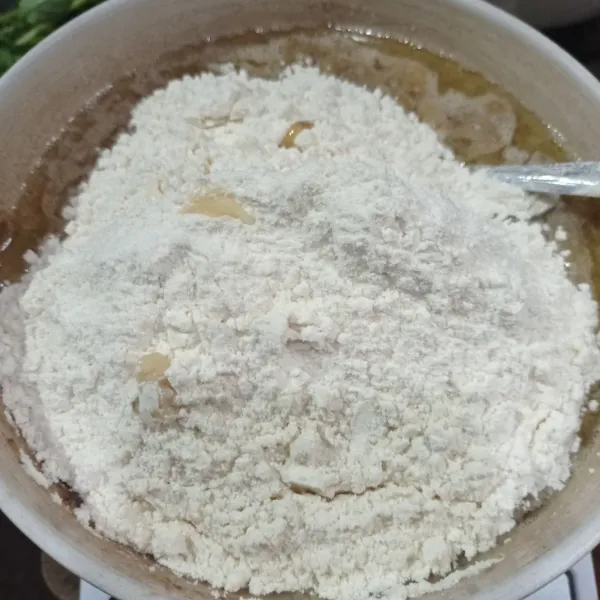 Masukan ayakan tepung, garam, vanili bubuk baking powder dan soda kue