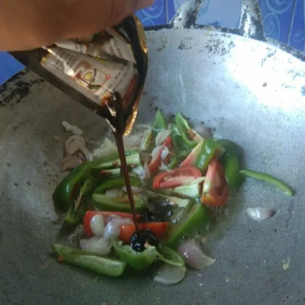 Tambahkan garam, gula pasir dan saus lada hitam.