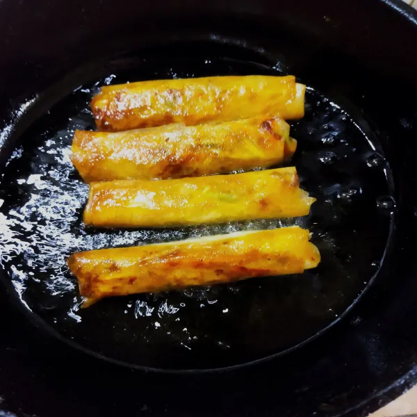 Panaskan minyak goreng kemudian goreng lumpia hingga matang dan kecoklatan. Angkat dan tiriskan. Sajikan lumpia ebi sayur hangat ditemani dengan cabe rawit. Selamat mencoba.