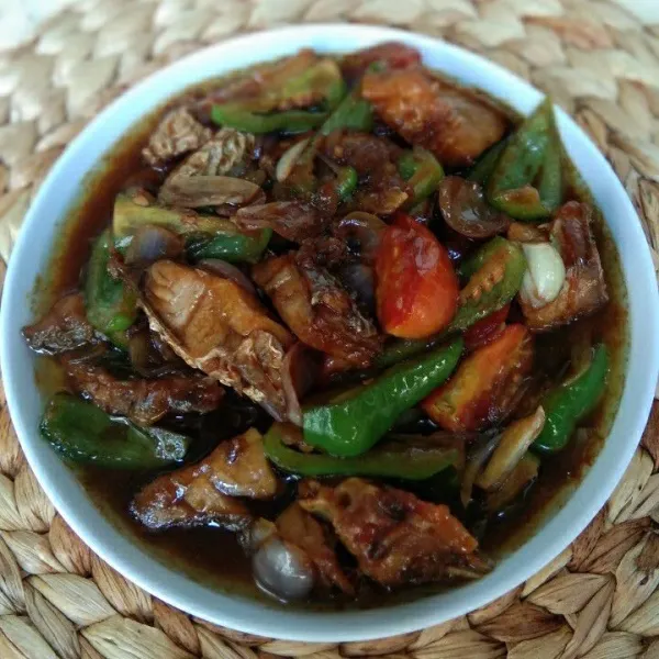 Salin pada piring saji.