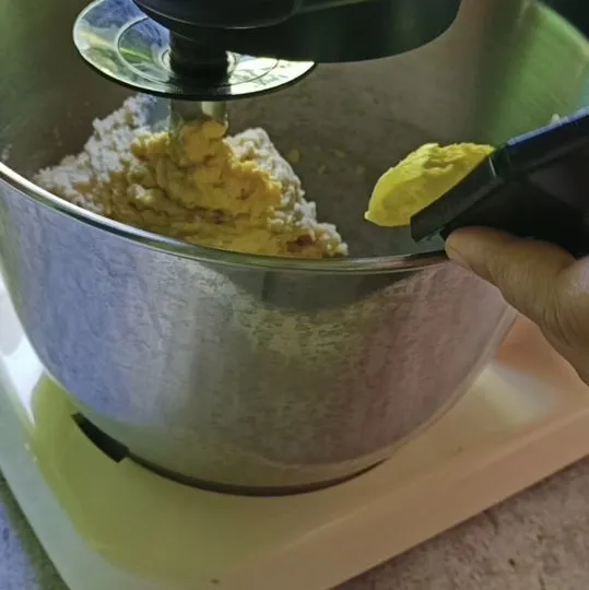 Masukkan margarin dan garam, uleni terus hingga kalis elastis.
