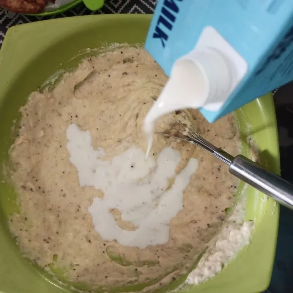 Masukkan tepung terigu dan susu cair.