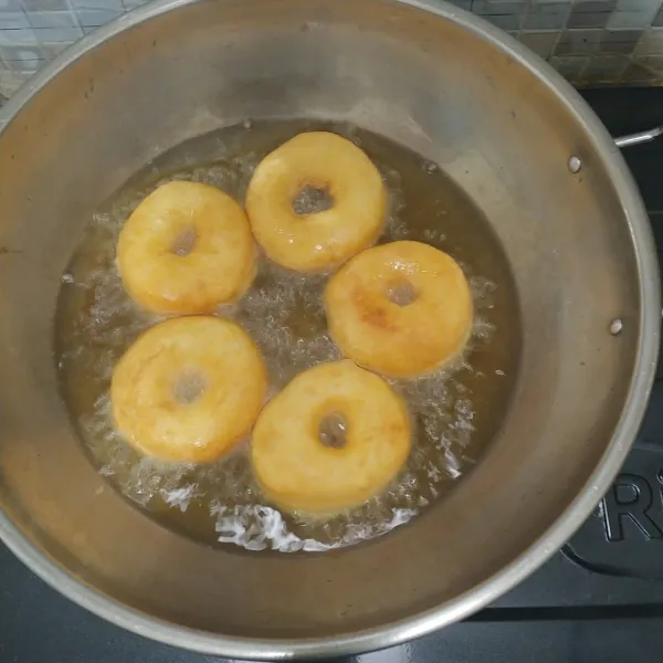 Panaskan minyak lalu goreng donat cukup 1x balik saja, jangan sering dibolak balik dan usahakan dengan api sedang agar matang merata.