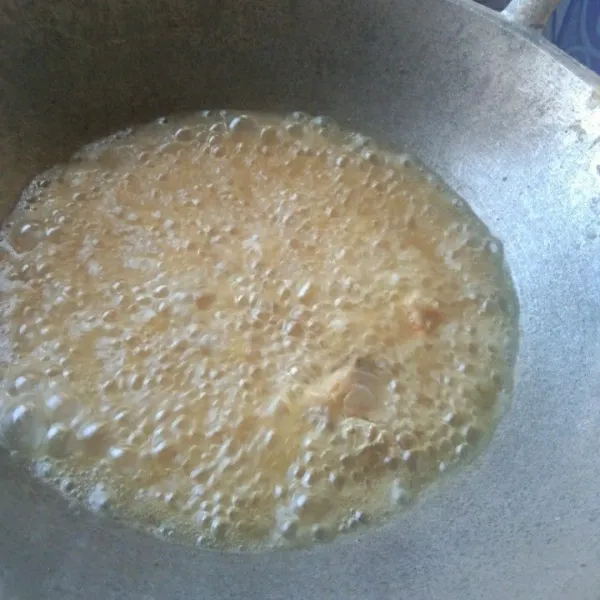 Setelah dicuci dan dikeringkan, goreng ikan asin kakap hingga kecokelatan, tiriskan.