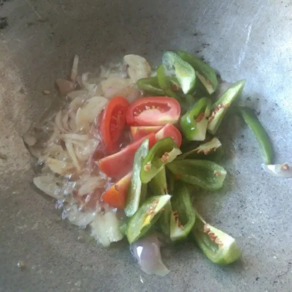 Masukkan irisan tomat dan cabe gendot, aduk rata.
