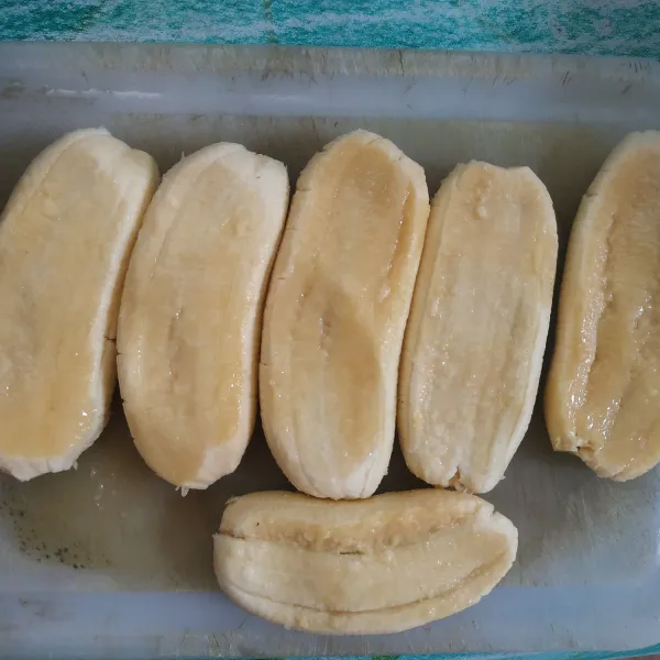 Pipihkan pisang menggunakan ulekan.