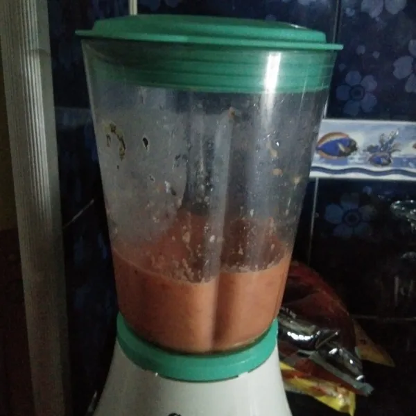 Siapkan blender, masukan cabe keriting, cabe rawit, tomat, bawang merah, bawang putih dan air secukupnya. Haluskan semua bahan-bahannya