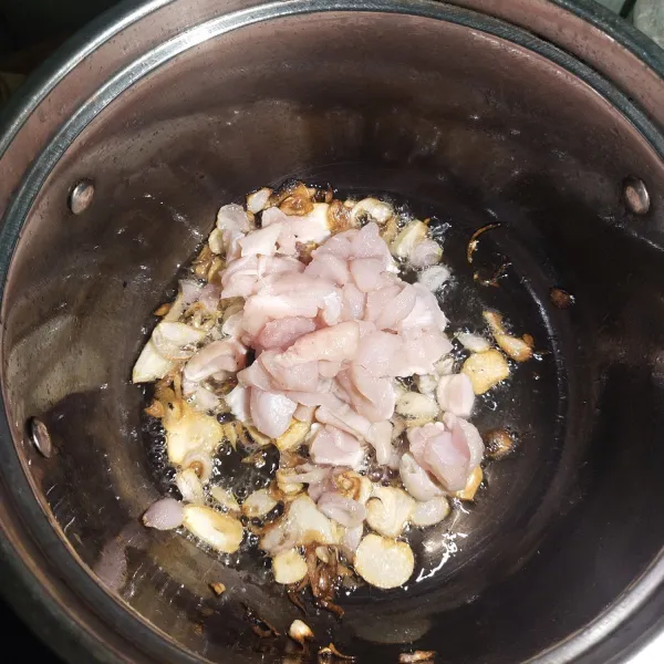 Setelah bumbu berbau harum, masukkan potongan daging ayam lalu aduk sampai rata.