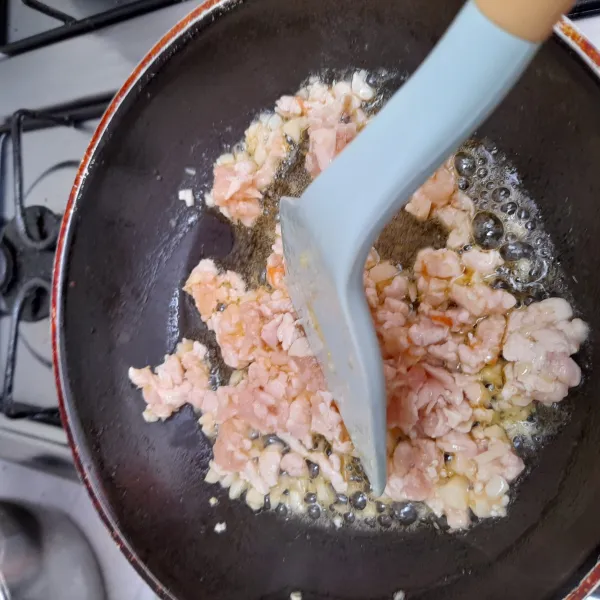 Tumis bawang putih dengan mentega, setelah harum masukkan ayam cincang.