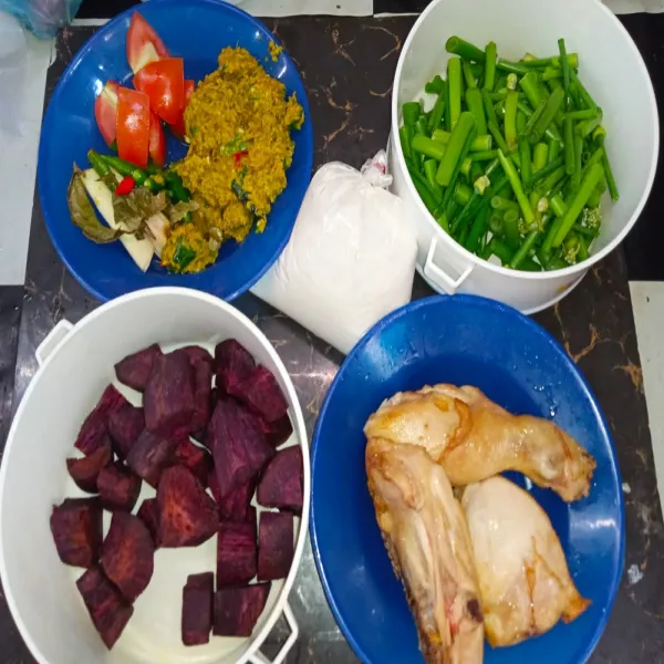 Sebelum ditumis bahan halus yang sudah digiling, ayam dan ubi ungu terlebih dahulu digoreng.