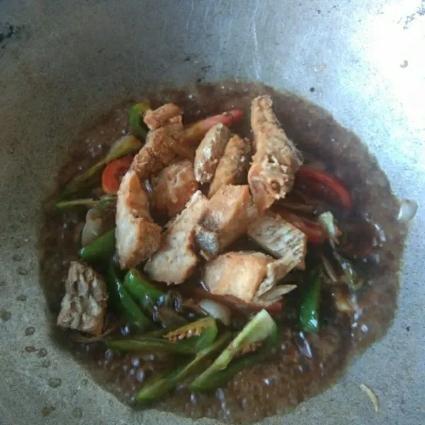 Masukkan ikan asin kakap goreng, masak hingga menyerap.