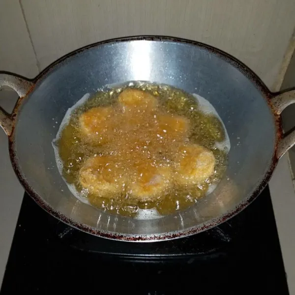Panaskan minyak goreng. Goreng nugget hingga berwarna golden brown. Angkat dan tiriskan.