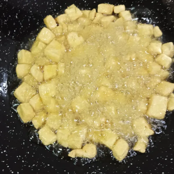 Potong tahu kotak-kotak, lalu goreng dan sisihkan.