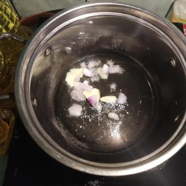 Langkah yang pertama, masukkan minyak goreng secukupnya lalu tumis bawang merah dan bawang putih, masak hingga bumbu berbau harum.