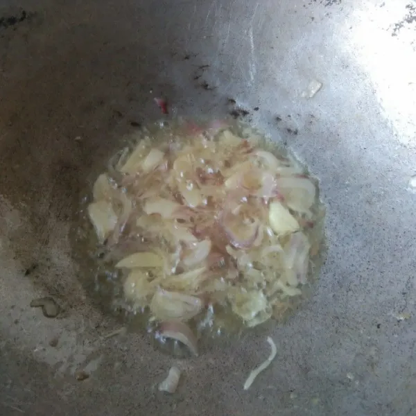 Tumis irisan bawang putih dan bawang merah hingga harum.