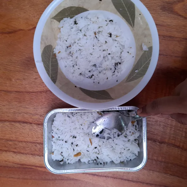 Campur nasi panas dengan nori bubuk, padatkan di dalam aluminium foil.